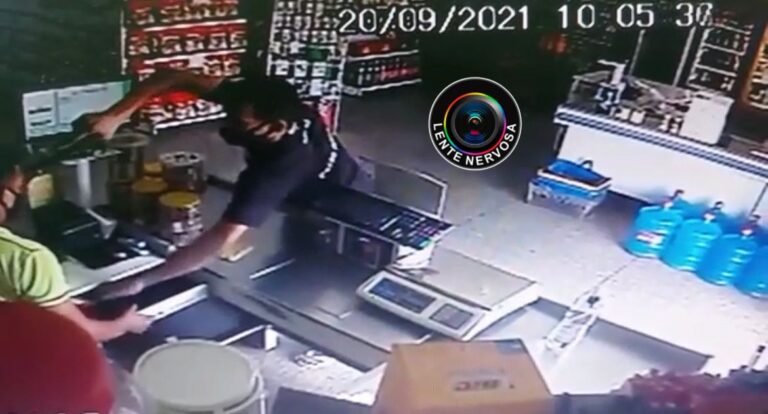 Vídeo: criminoso aponta arma para cabeça de vítima durante assalto na capital