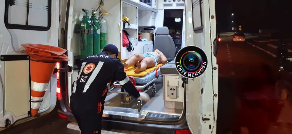 Motociclista e garupa ficam feridos após moto colidir em árvore em ultrapassagem