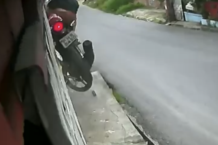 Imagens impressionantes mostram o momento que homem é arremessado de motocicleta; veja vídeo