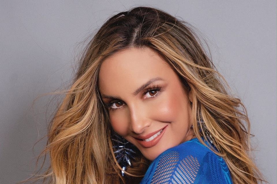 Claudia Leitte ousa na montagem de look e usa calça com estampa de vaca