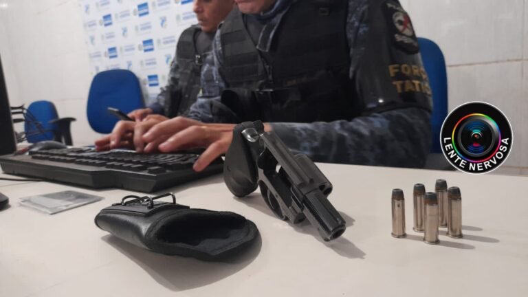 Policiais encontram revólver embaixo de cadeirinha de bebê e motorista é preso