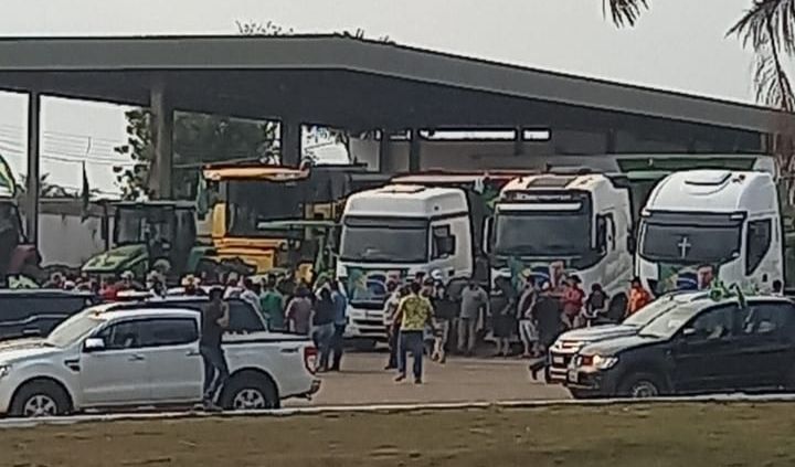 Vídeo: PRF faz escolta de maquinários agrícolas e nega bloqueios na BR-364 em RO Vídeo: PRF faz escolta de maquinários agrícolas e nega bloqueios na BR-364 em RO