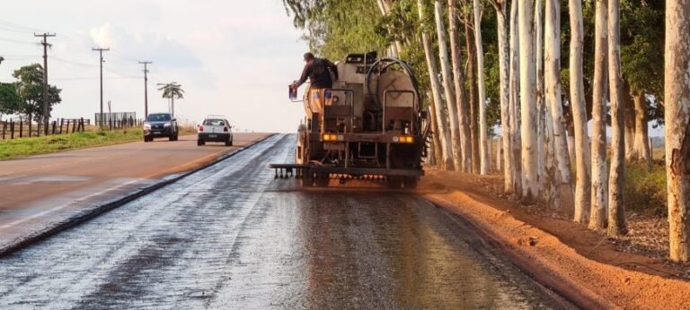 DER inicia aplicação de camada de material asfáltico nos primeiros quilômetros da ciclovia na RO-479, em Rolim de Moura