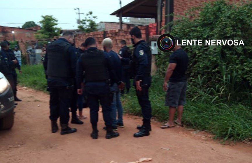 Assaltante é preso e comparsa baleado em roubo na capital