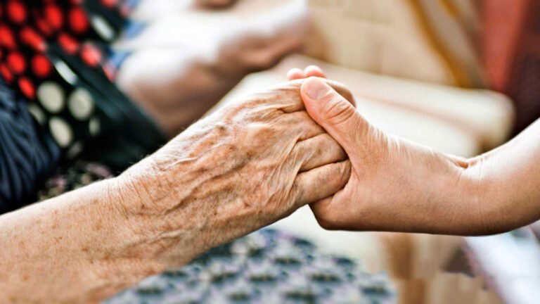 Idosa debilitada é resgatada após ser abandonada por familiares em Porto Velho