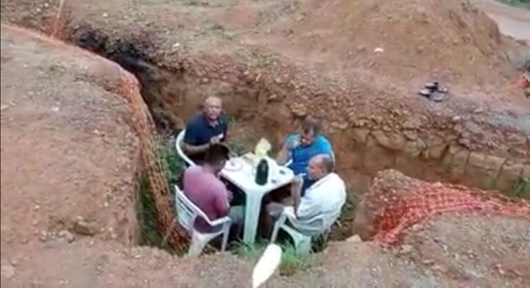 Vídeo: moradores tomam café no ‘buraco do prefeito’; presidente de associação vai entrar com ação contra a prefeitura