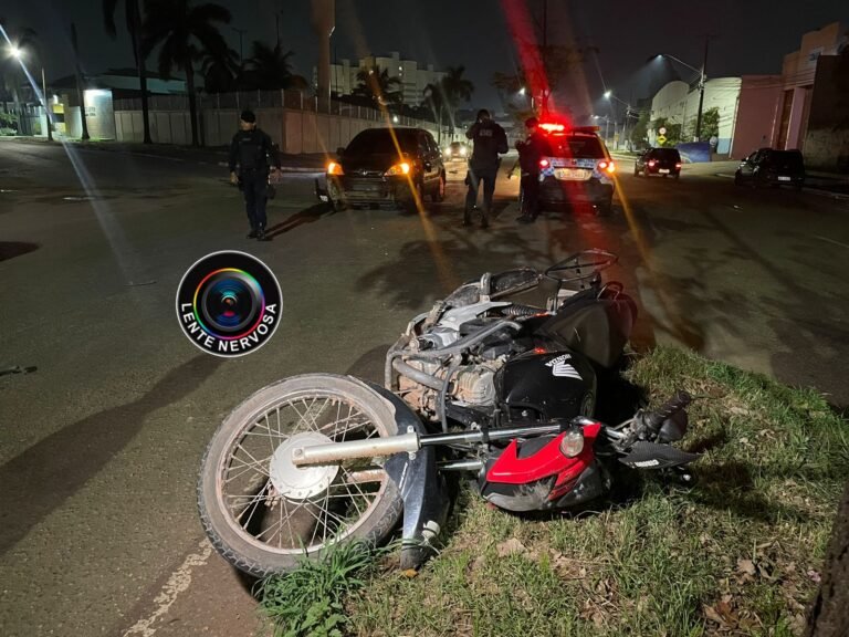 Motociclista e garupa ficam feridos após moto colidir em árvore em ultrapassagem