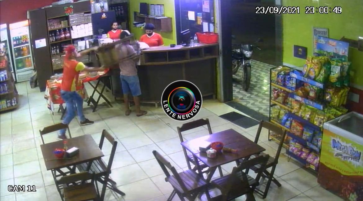 VÍDEO: criminoso é espancado por populares durante roubo em padaria na zona leste