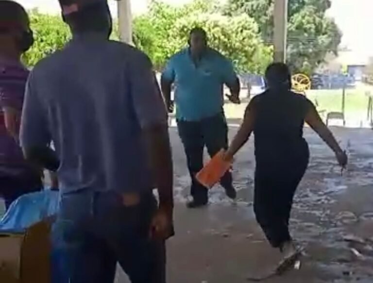 Vídeo: mulher ameaça profissionais de saúde com faca e danifica vacinas após pai não poder se vacinar