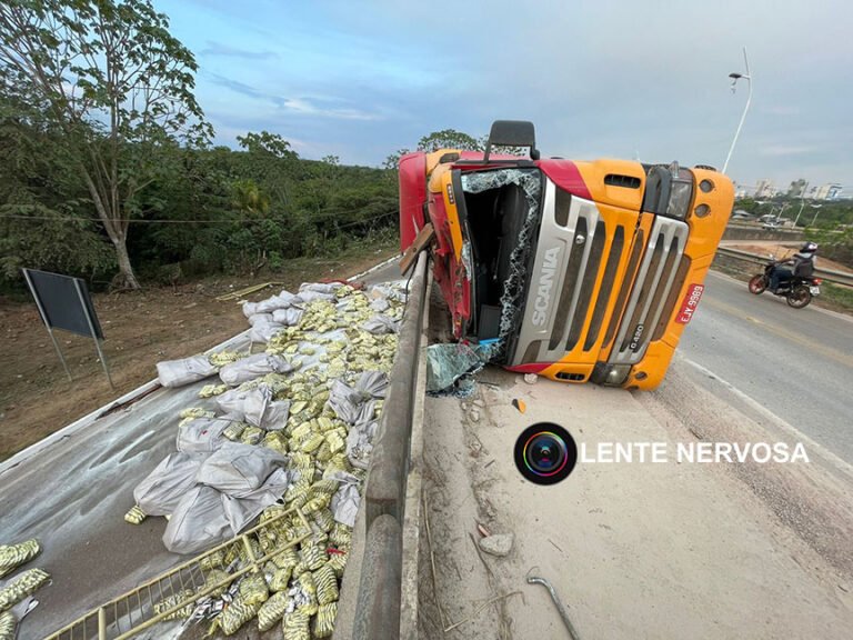Últimas Notícias 9 Carreta com 51 toneladas de açúcar tomba ao derrapar em brita na ponte sobre o Rio Madeira – VÍDEO