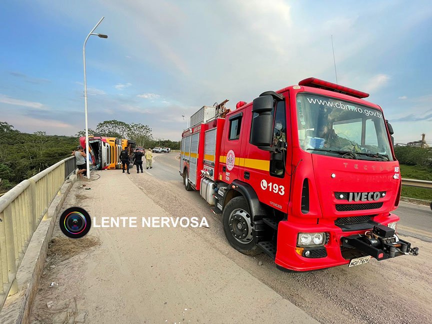 Carreta com 51 toneladas de açúcar tomba ao derrapar em brita na ponte sobre o Rio Madeira - VÍDEO