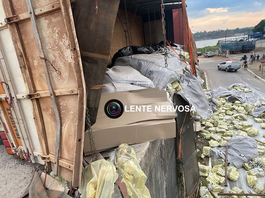 Carreta com 51 toneladas de açúcar tomba ao derrapar em brita na ponte sobre o Rio Madeira - VÍDEO 11 Carreta com 51 toneladas de açúcar tomba ao derrapar em brita na ponte sobre o Rio Madeira - VÍDEO