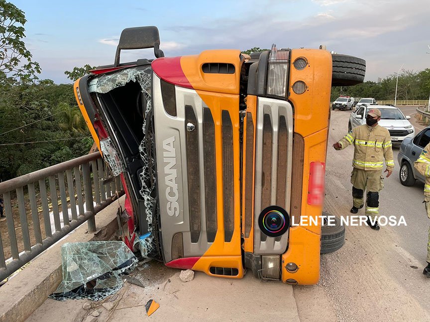 Carreta com 51 toneladas de açúcar tomba ao derrapar em brita na ponte sobre o Rio Madeira - VÍDEO