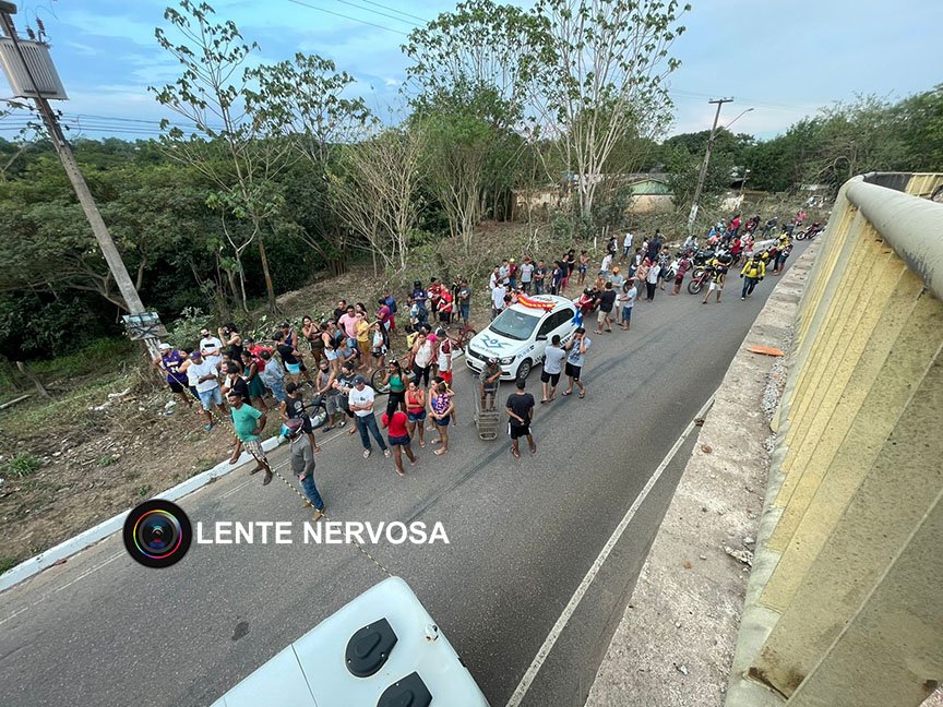 Carreta com 51 toneladas de açúcar tomba ao derrapar em brita na ponte sobre o Rio Madeira - VÍDEO