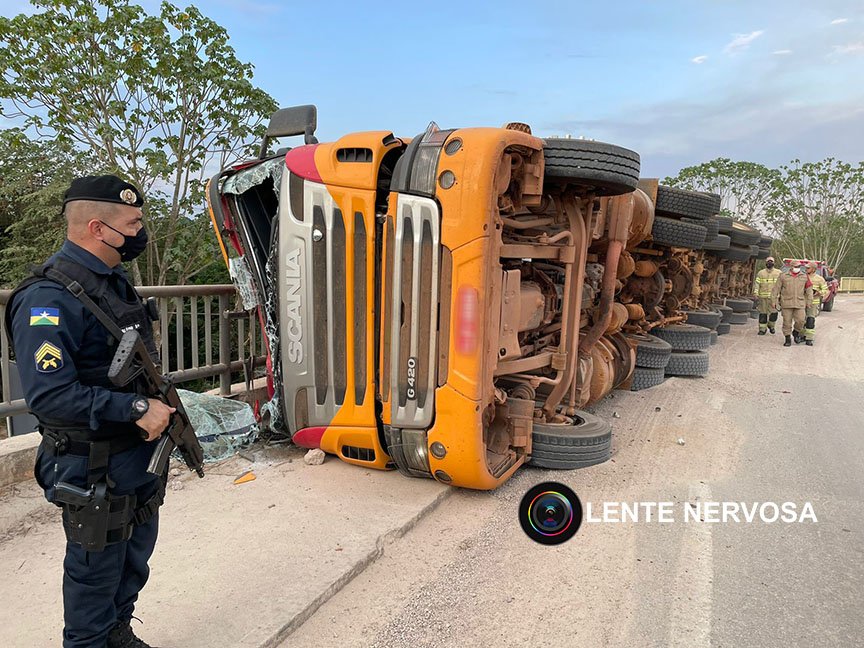 Carreta com 51 toneladas de açúcar tomba ao derrapar em brita na ponte sobre o Rio Madeira - VÍDEO