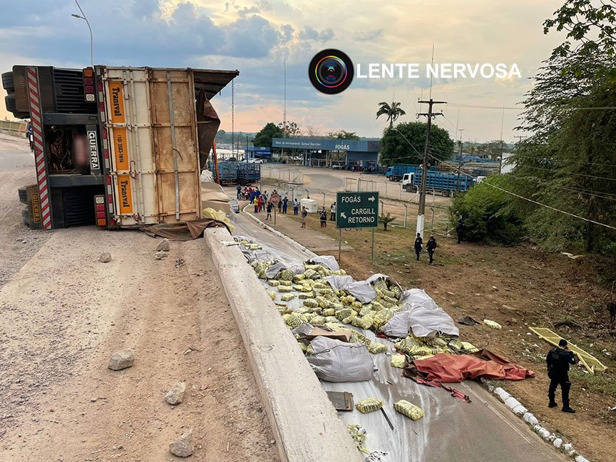 Carreta com 51 toneladas de açúcar tomba ao derrapar em brita na ponte sobre o Rio Madeira - VÍDEO
