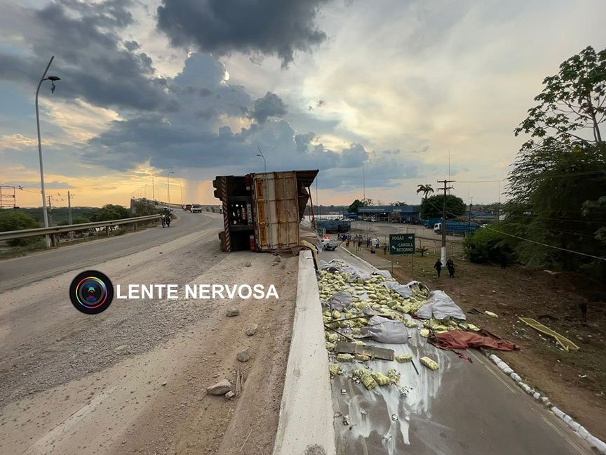 Carreta com 51 toneladas de açúcar tomba ao derrapar em brita na ponte sobre o Rio Madeira - VÍDEO
