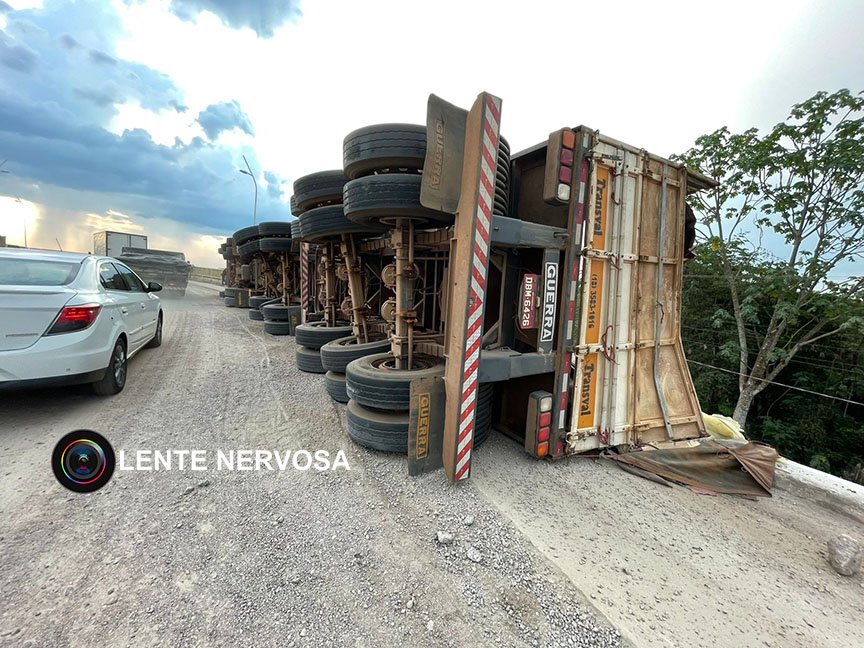 Carreta com 51 toneladas de açúcar tomba ao derrapar em brita na ponte sobre o Rio Madeira - VÍDEO