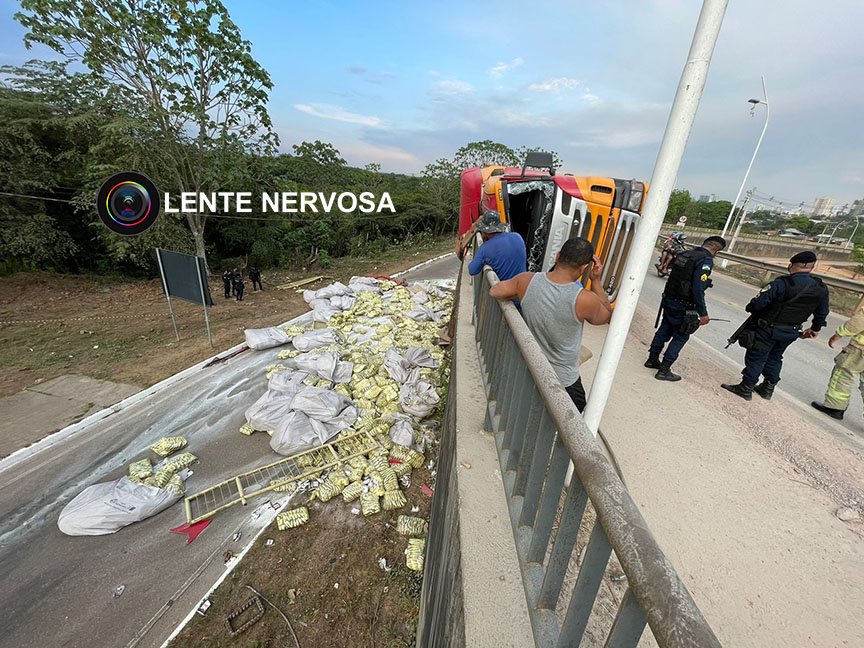 Carreta com 51 toneladas de açúcar tomba ao derrapar em brita na ponte sobre o Rio Madeira - VÍDEO