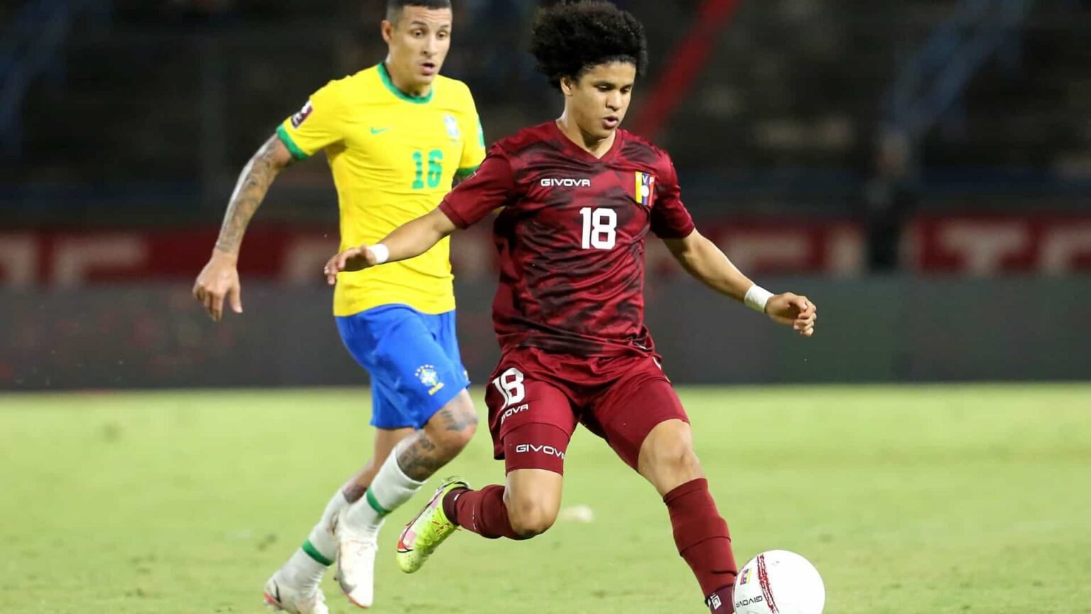 Brasil leva susto, mas vence Venezuela de virada fora nas Eliminatórias