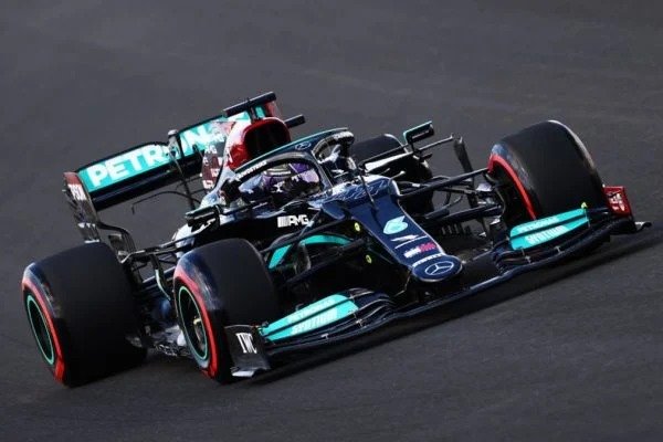 De motor novo, Hamilton lidera primeiro treino livre na Turquia