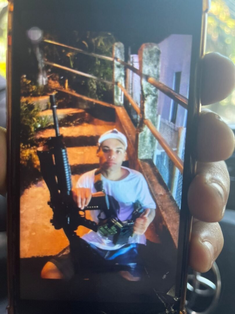 VEJA O VÍDEO - Traficante do Comando Vermelho chora e beija mão de policial após acidente de moto