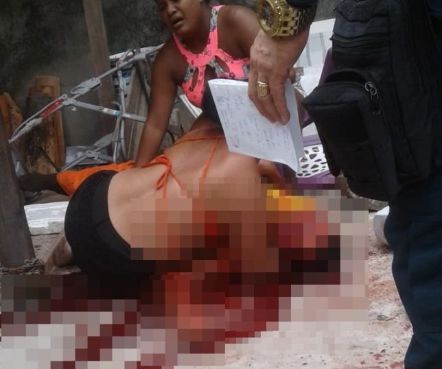 ‘Mataram o meu filho’, diz mãe desesperada enquanto abraça o jovem que foi assassinado a tiros