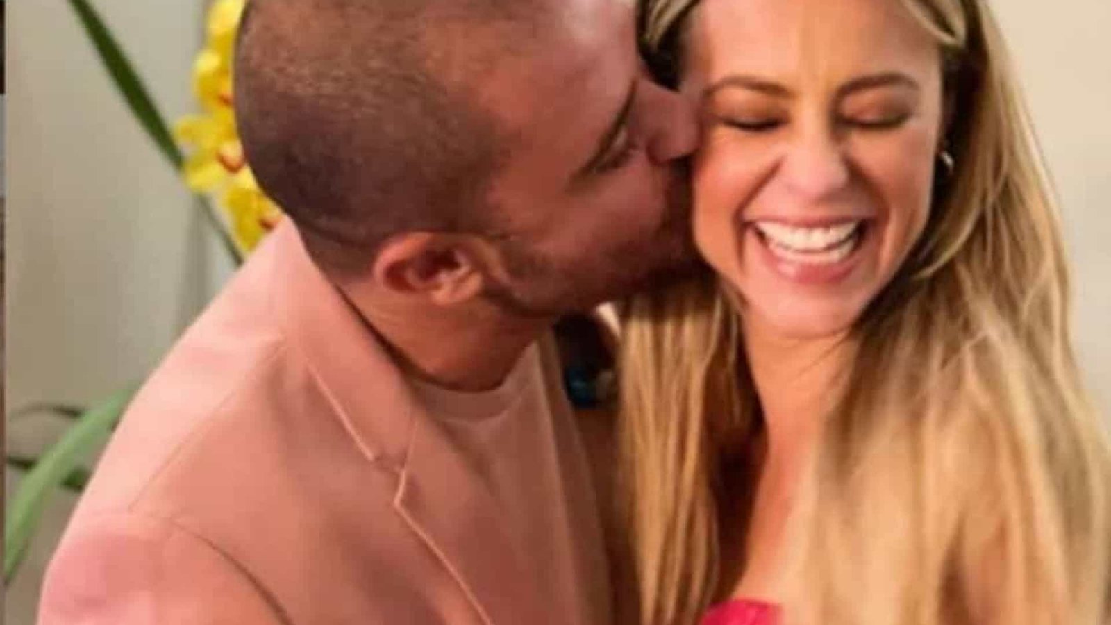 Paolla e Diogo Nogueira são vistos em cartório; assessoria nega casamento