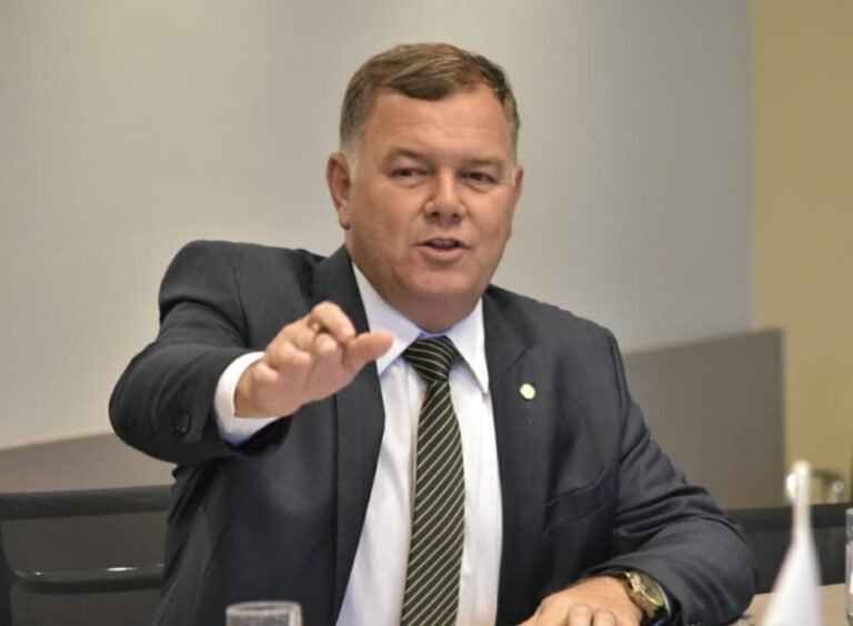 Só Lúcio Mosquini não participa de votação que congela ICMS do combustível