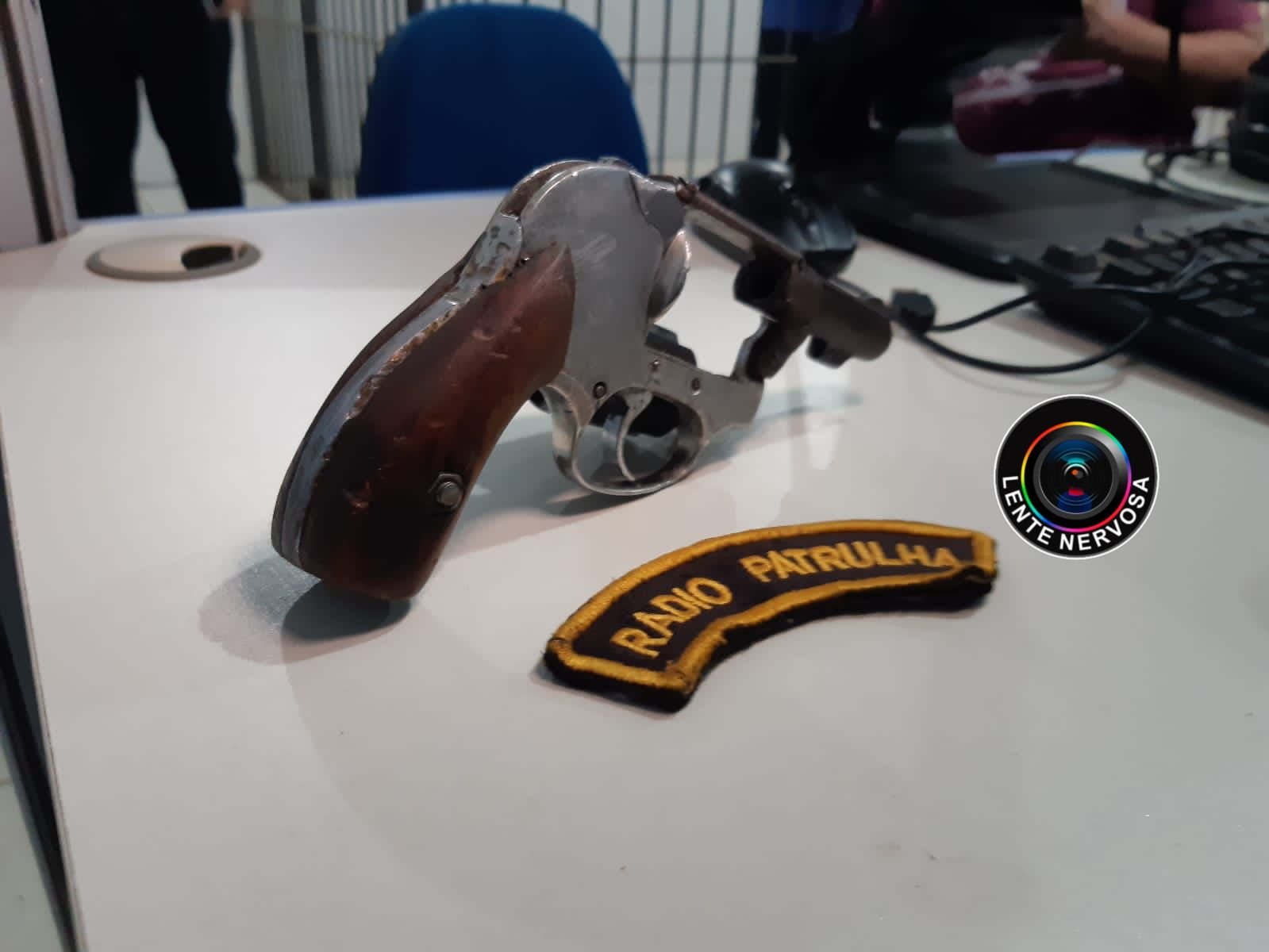 Criminoso é amarrado por populares após atirar durante roubo na zona leste da capital