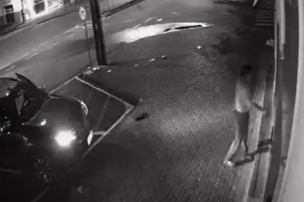 Empresária joga terra de cemitério em fachada de lojas para acabar com concorrência - VEJA VÍDEO