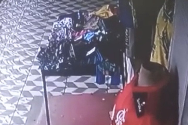 REVOLTANTE – Mãe desnaturada usa filha para fazer arrastões em lojas