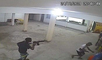 Vídeo mostra homens com fuzil e pistola em assalto a igreja – ASSISTA