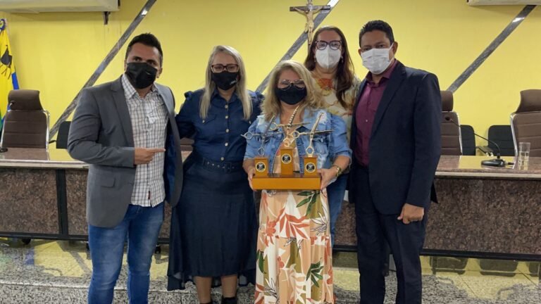 Vereadora Márcia Socorristas Animais participa de entrega de Moção de Aplauso para os cabeleireiros e barbeiros