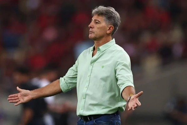 Renato entrega o cargo, mas diretoria do Flamengo mantém treinador