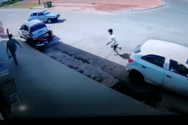 Motorista de aplicativo ataca passageira com facão - ASSISTA AO VÍDEO