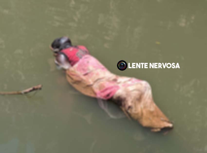 IMAGENS FORTES – Cadáver com mãos amarradas e enrolado em lençol é encontrado em lago 2 IMAGENS FORTES – Cadáver com mãos amarradas e enrolado em lençol é encontrado em lago