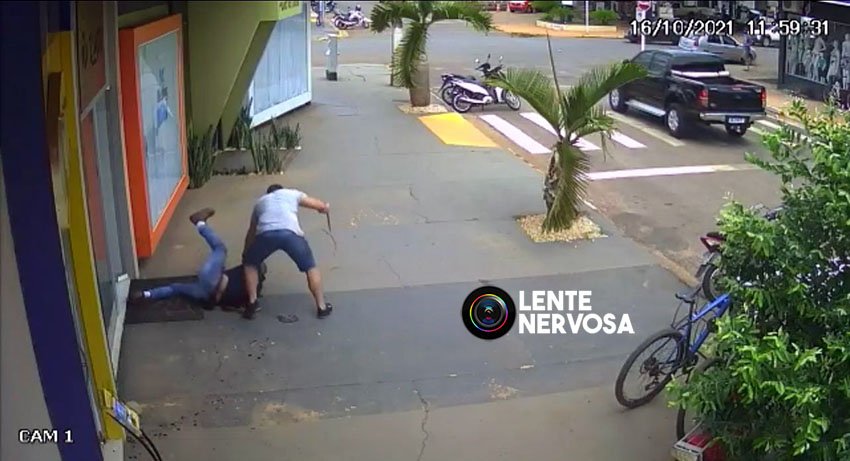 Vídeo: homem mata gerente com 20 facadas após seguir esposa e desconfiar de traição