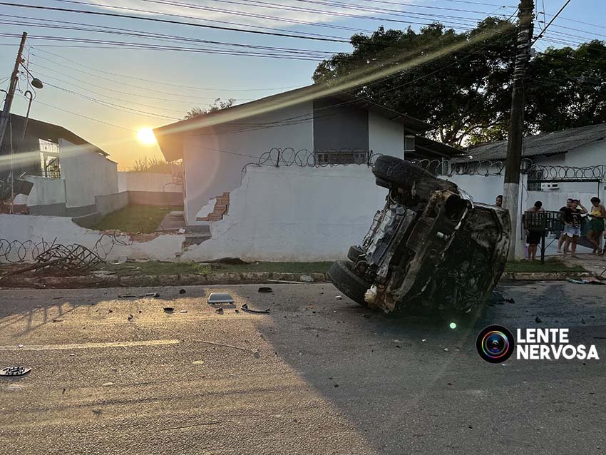 Vídeo: motorista destrói muros de residências e tomba caminhonete após passar por lombada