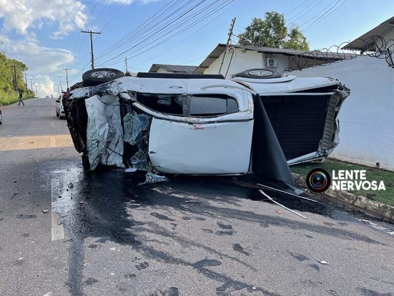 Últimas Notícias 5 Vídeo: motorista destrói muros de residências e tomba caminhonete após passar por lombada