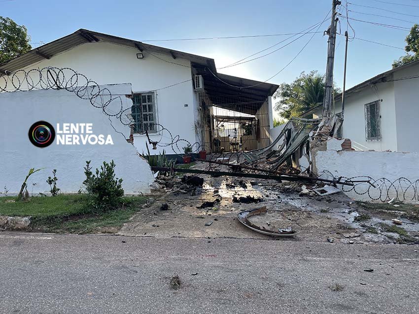 Vídeo: motorista destrói muros de residências e tomba caminhonete após passar por lombada