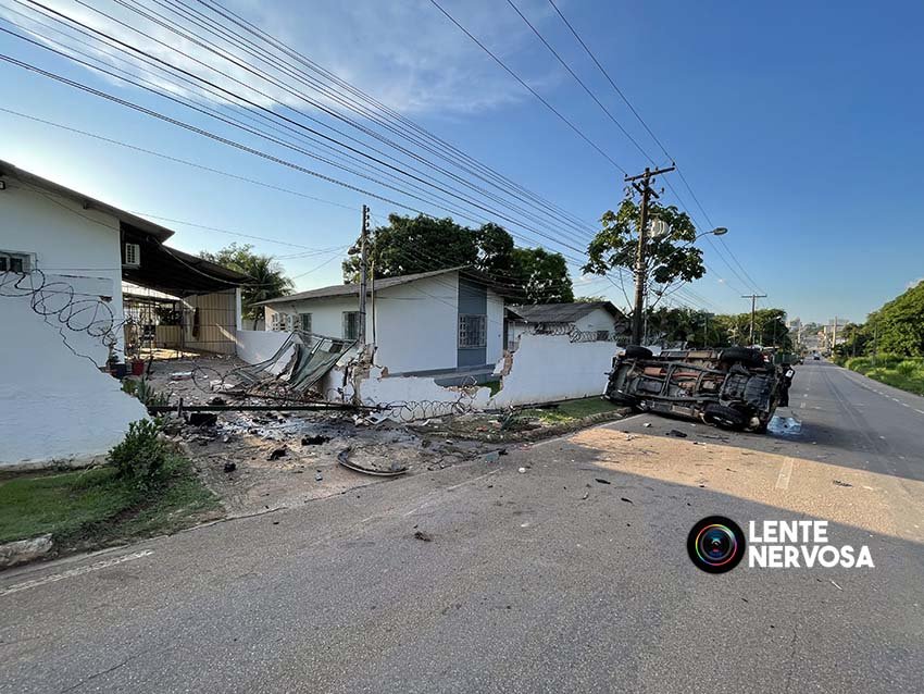 Vídeo: motorista destrói muros de residências e tomba caminhonete após passar por lombada
