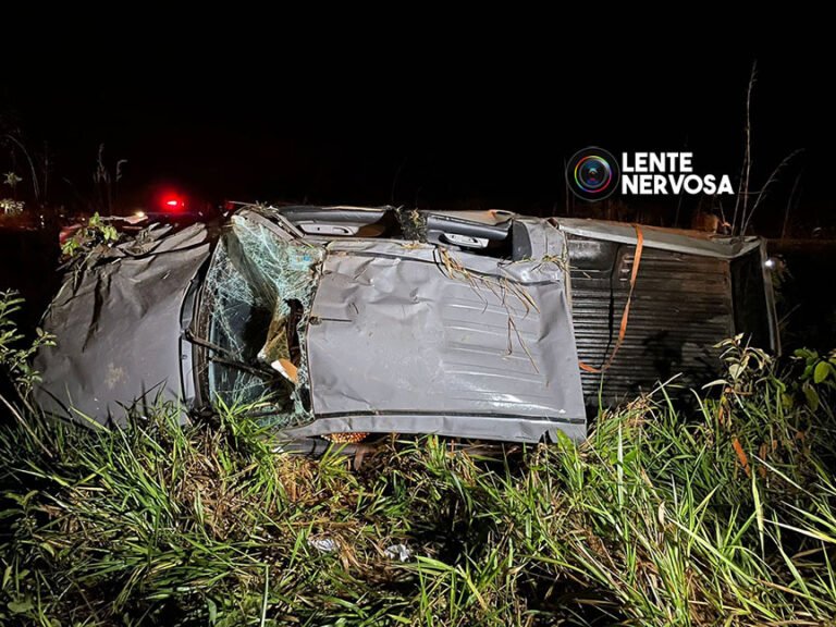 Últimas Notícias 7 VEJA FOTOS – Motorista capota caminhonete da Marinha após colisão com moto na BR-364, em Porto Velho