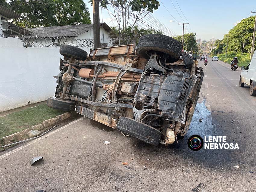 Vídeo: motorista destrói muros de residências e tomba caminhonete após passar por lombada