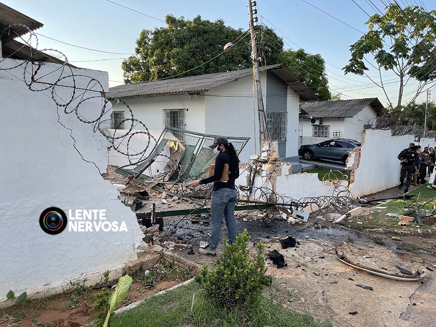 Vídeo: motorista destrói muros de residências e tomba caminhonete após passar por lombada