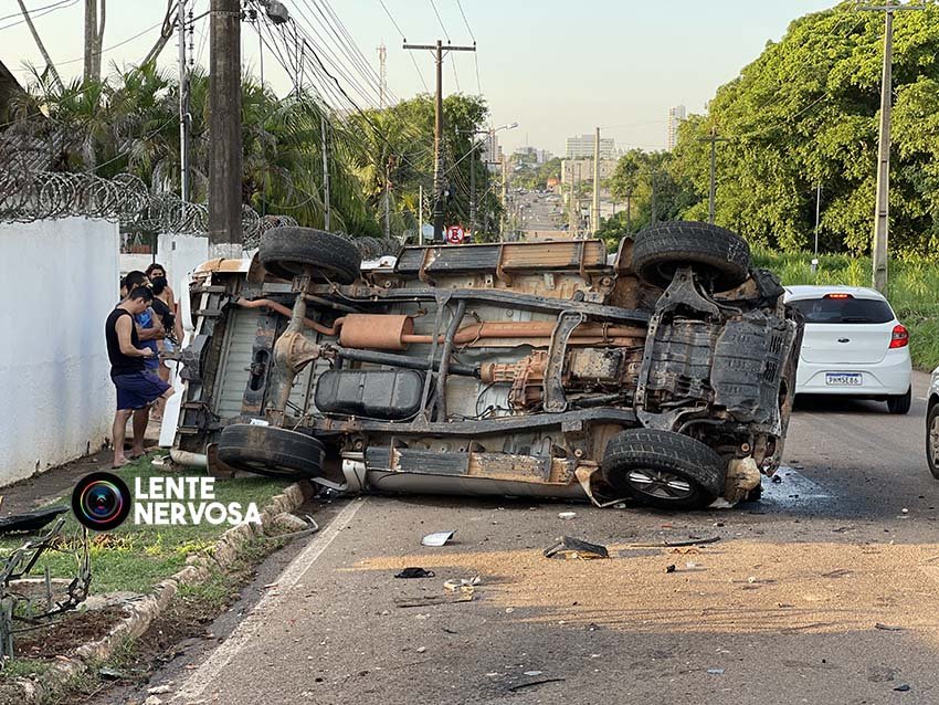 Vídeo: motorista destrói muros de residências e tomba caminhonete após passar por lombada
