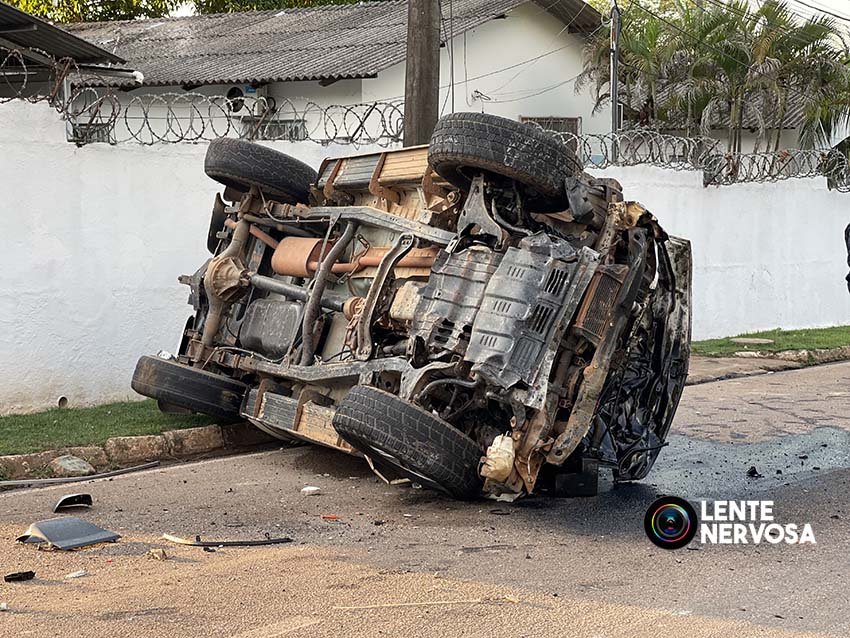Vídeo: motorista destrói muros de residências e tomba caminhonete após passar por lombada
