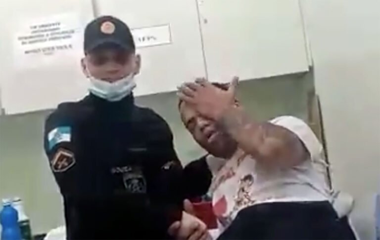 VEJA O VÍDEO – Traficante do Comando Vermelho chora e beija mão de policial após acidente de moto