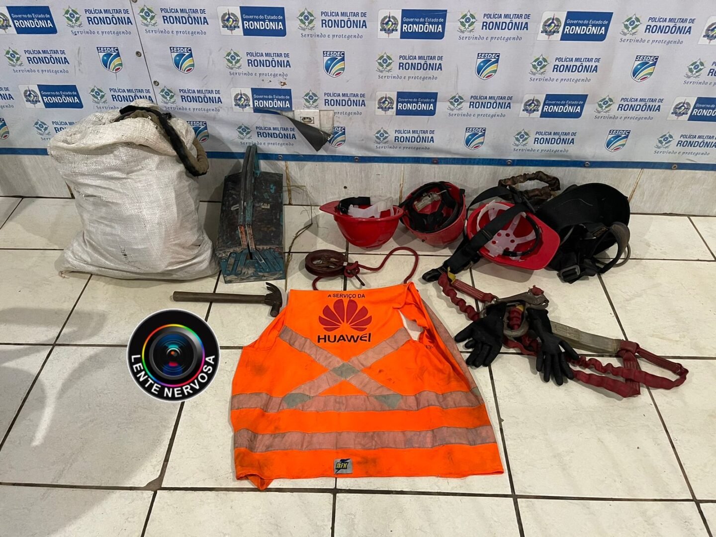 A CASA CAIU – Criminosos são flagrados furtando fios em torre de empresa de telefonia