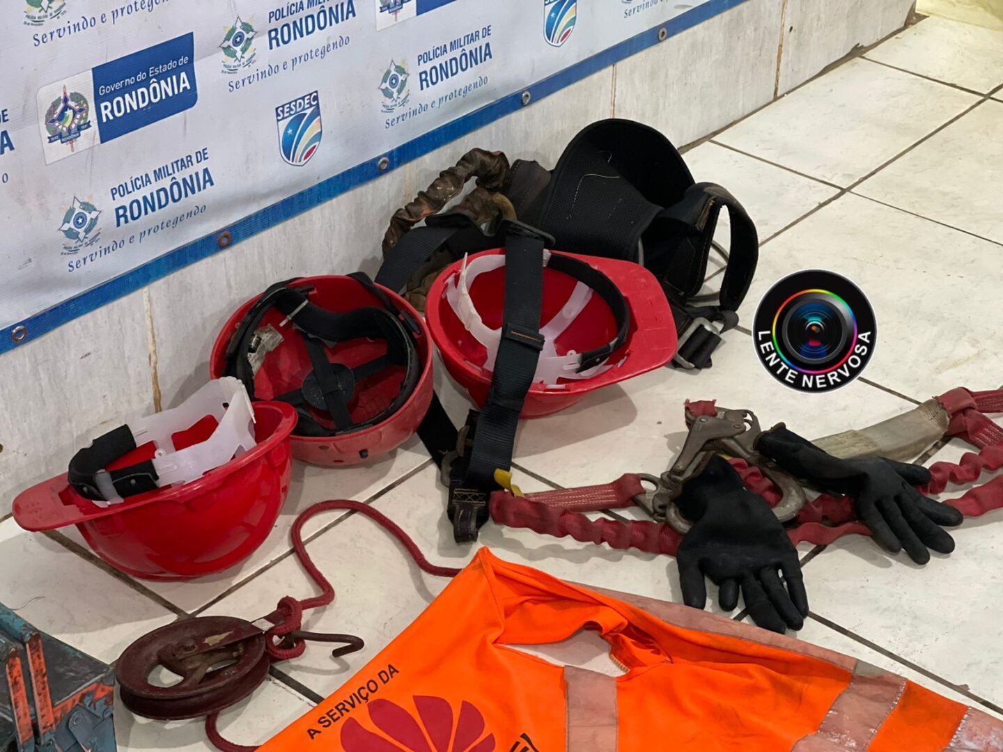 A CASA CAIU – Criminosos são flagrados furtando fios em torre de empresa de telefonia